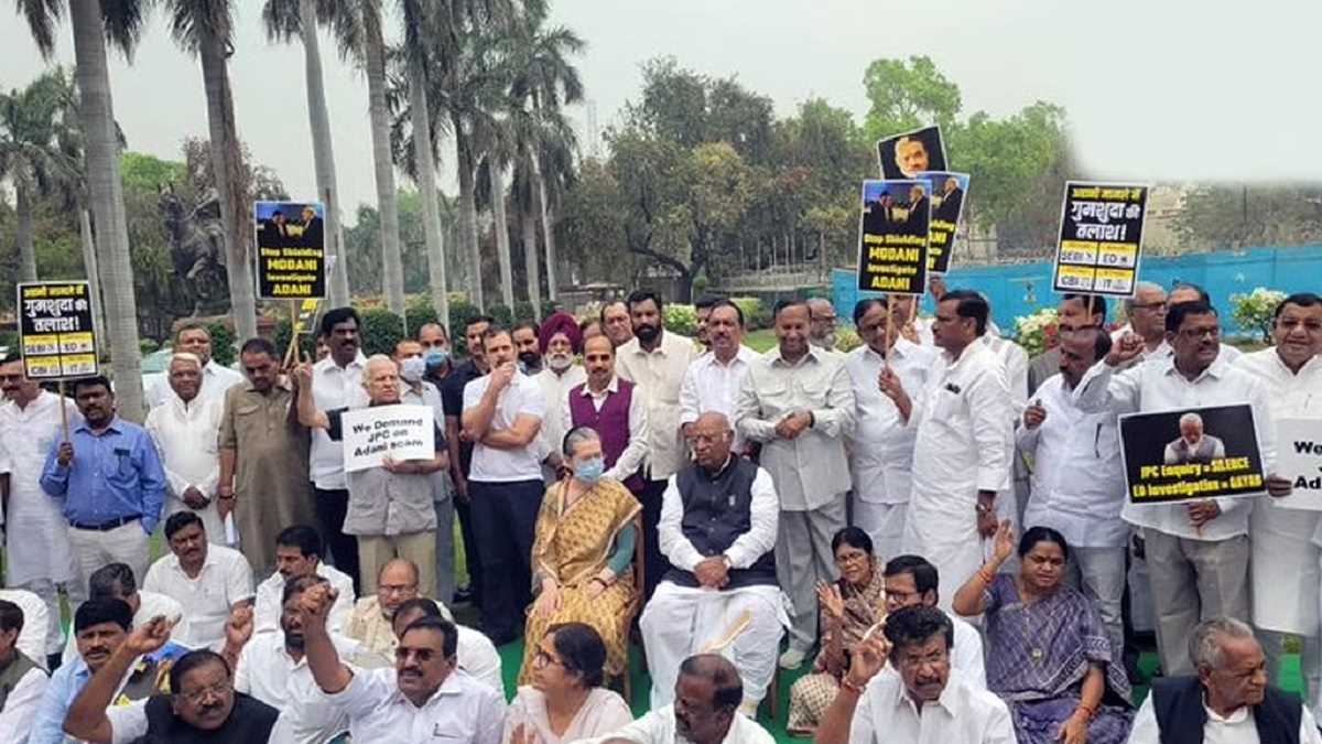 अडानी मामले में विपक्षी दलों ने संसद में गांधी प्रतिमा के सामने किया प्रदर्शन